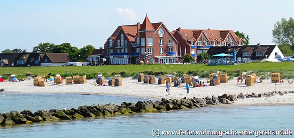 Blick über den Strand mit Aparthotel im Hintergrund